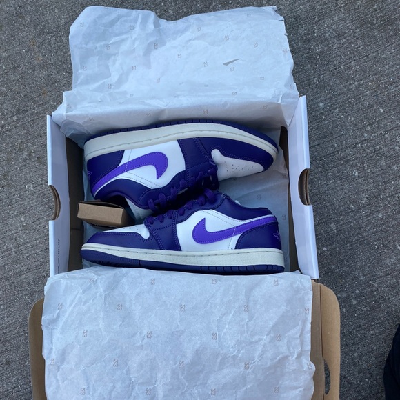 Slightly used Women’s Air Jordan One low - Picture 1 of 2